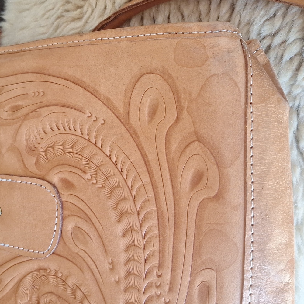 Hand-Tooled Tan Leather Tote Bag - Picture 5 of 8